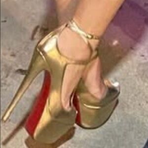 100% authentic  Gold platform heels